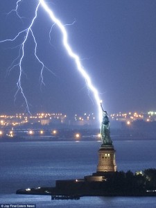 New York - Statua della Libertà colpita da un fulmine.