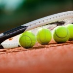 15541611-close-up-vista-della-racchetta-da-tennis-e-palle-sul-campo-da-tennis-in-terra-battuta